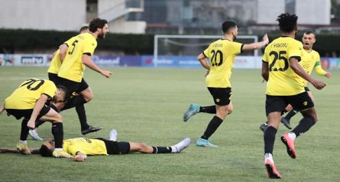 العهد يحتفل والأنصار يترقب.. أعمال شغب توقف نهائي الدوري اللبناني بعد 99 دقيقة (فيديو)